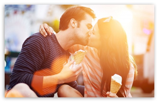 couple kissing